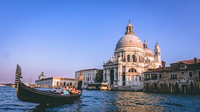 Veneția luptă împotriva turismului excesiv prin noi reglementări.
