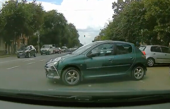 Parcare perfectă fără șofer: mașină autonomă traversând patru benzi în Oradea