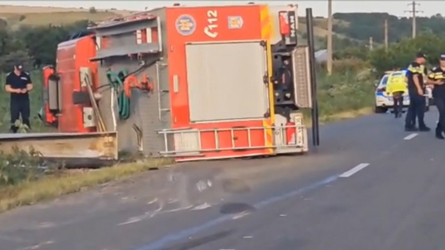 Autospecială de pompieri răsturnată în Vaslui. Doi pompieri în stare gravă la spital